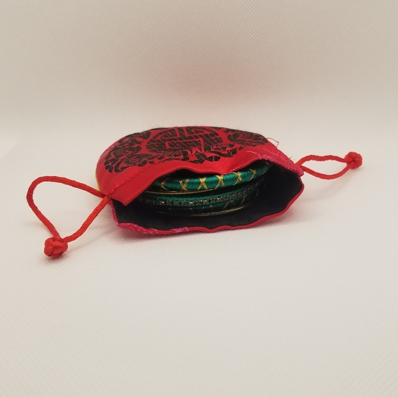 Green and gold silk thread bangles with red pouch - Picture 4 of 4